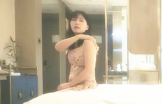 小马寻花深夜花裙文静小姐姐镜头前跪地深喉骑上来整根插入蠕动抬腿抽插后入猛操