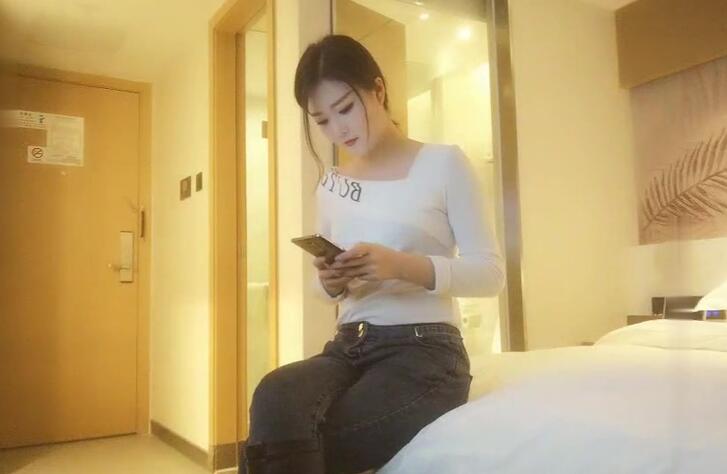 约了个颜值不错白衣妹子啪啪口交足交上位骑乘大力猛操非常诱人