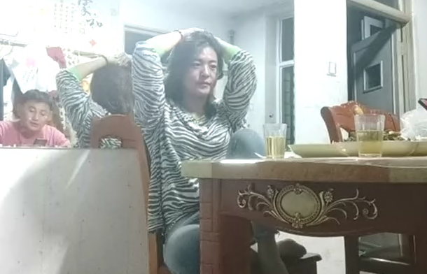 再约良家骚女吃饱喝足再开操开档黑丝猛扣穴怼着大屁股尽情输出