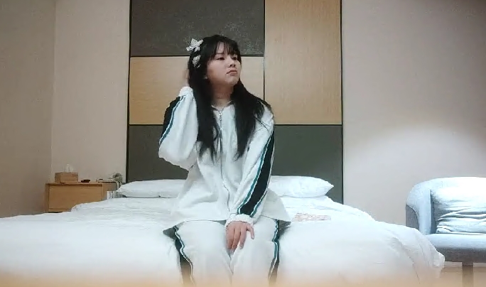 大胸萝莉妹妹刚换了最新iPhone好开心数完现金裸体相见阴毛浓密欲望强花式啪啪高潮袭来