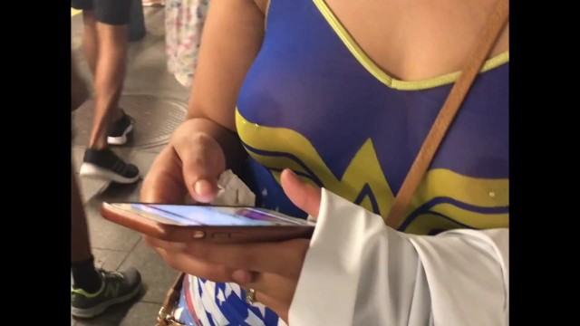 妻子穿着透明的神奇女装衬衫，在公共场合穿有穿孔的乳头