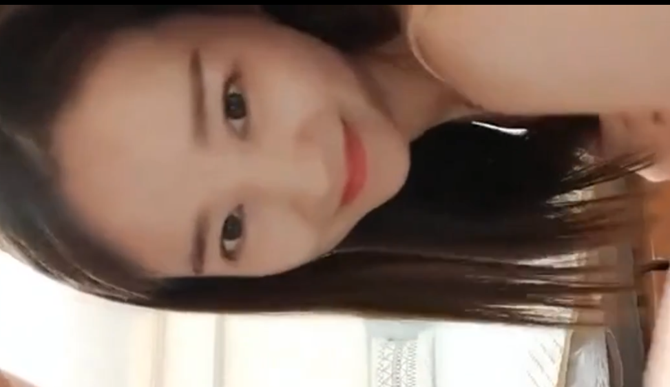 最近下海的高顏值小空姐❤️紫賢❤️闊闊愛愛甜美妞捋獲你的芳心男主的小雞巴一口就沒了被無套內射真是糟蹋了