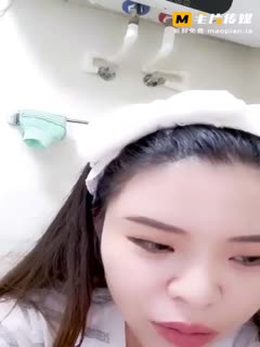 清纯的幼教老师约了三位年轻小伙洗浴吹箫热身激情4P！