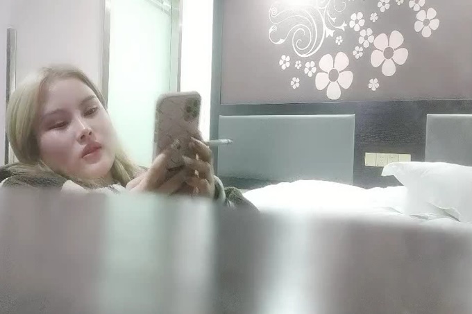 网约金发小嫩妹 对着镜头小穴揉搓 69姿势插嘴 按着双腿持续输出