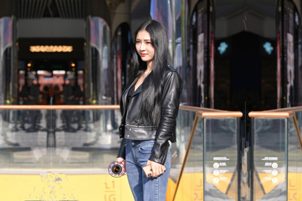 帅小伙约操娇小身材骚骚美女迫不及待解开内衣细腰美乳舔弄口交扶着屁股猛顶正入爆插小穴浪叫