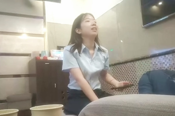 搞足疗女技师按摩调情带小黑屋半套服务抓着奶子一顿揉捏精油打飞机