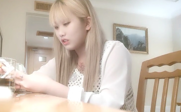 职校20岁小妹妹发育不错D罩杯粉胸白臀高耸啪啪插入骚叫不断高清