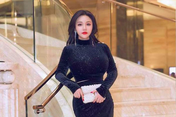 漂亮少妇别动你要用舌头舔别躲逼操多了也厌就拿嘴当逼操也不错