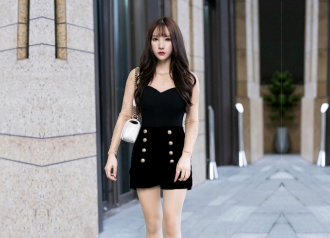 嘎子哥探索发现性感短裤小姐姐抚摸修长美腿舌吻调情69姿势口交扣穴抬起双腿抽插猛操大屁股