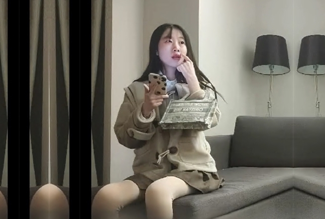 深夜激战兼职小妹衬衣短裙小姐姐纹身细长美腿骑乘猛操多毛小逼操的啪啪水声