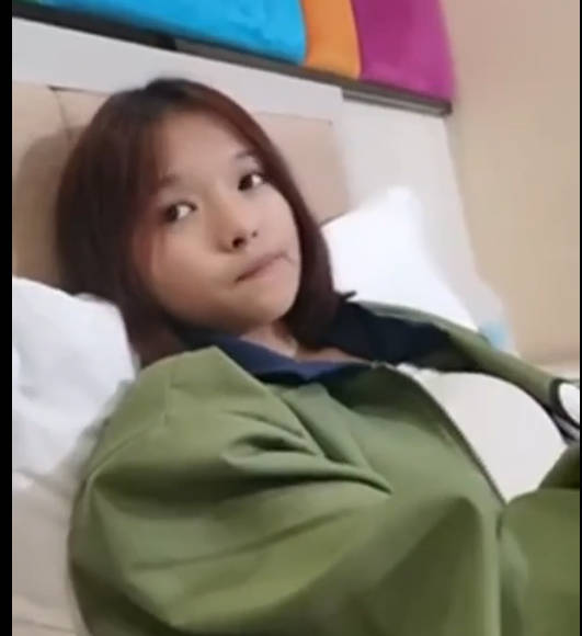 超嫩短髮萌妹！一線天饅頭B！近期下海甜美乖巧，小穴太緊插不進去，胖大叔洞口磨蹭，射在肚子上