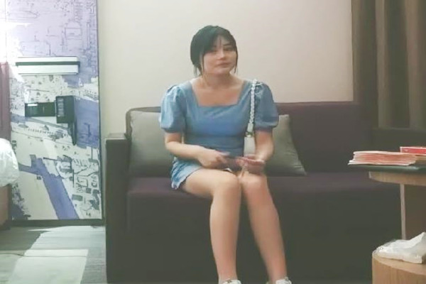 几万现金桌上摆格局金一通洗脑神似宋祖儿外围乖乖听话各种配合丝袜抠穴口交任君摆布