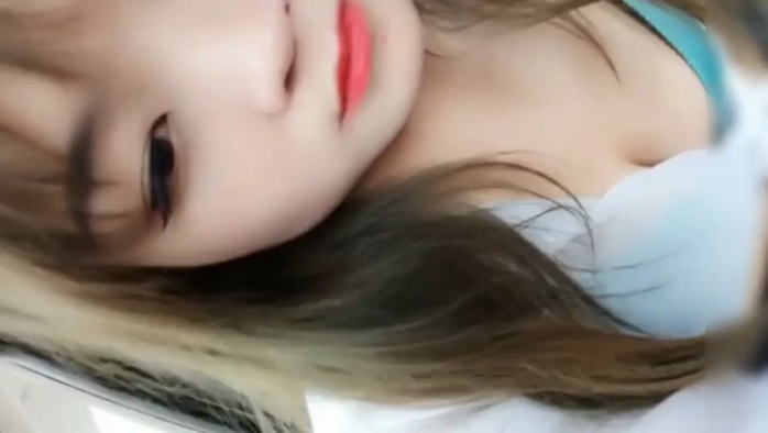 大奶子美女和男友路边找刺激