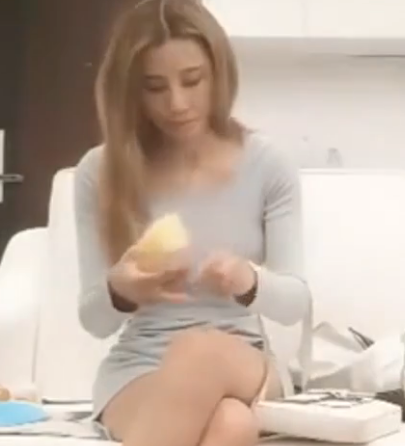 千人斬探花今晚帶女友再叫個妹子雙飛，一起洗澡雙女互摸騎乘抱起操，抬腿站立側入非常刺激