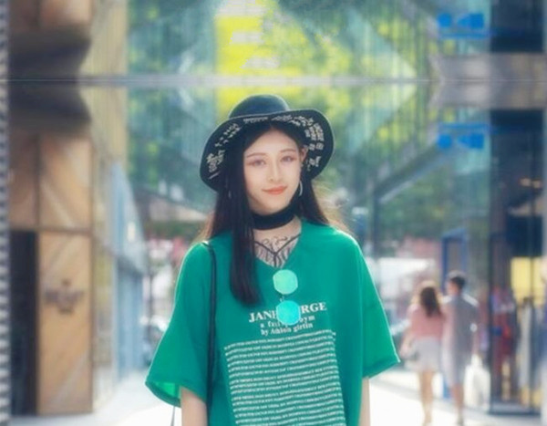 内射2次身材性感颜值高逼毛又黑又茂密看着就想干晕她沙发上连续无套