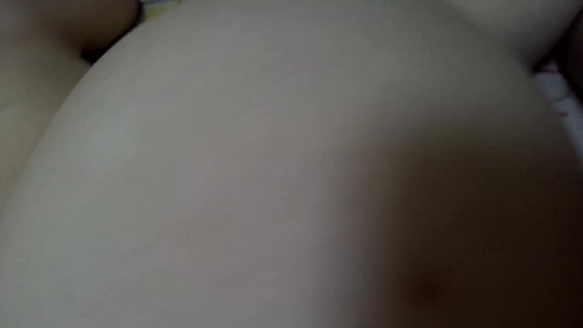 河南某校水嫩漂亮的大学美女背着男友和校友偷情,道具把逼玩的淫水都流一床