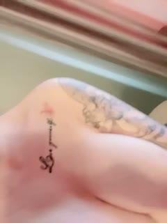 zb巨乳纹身母狗，被巨屌哥操的浑身抽搐，最后受不了要给巨屌哥口出来