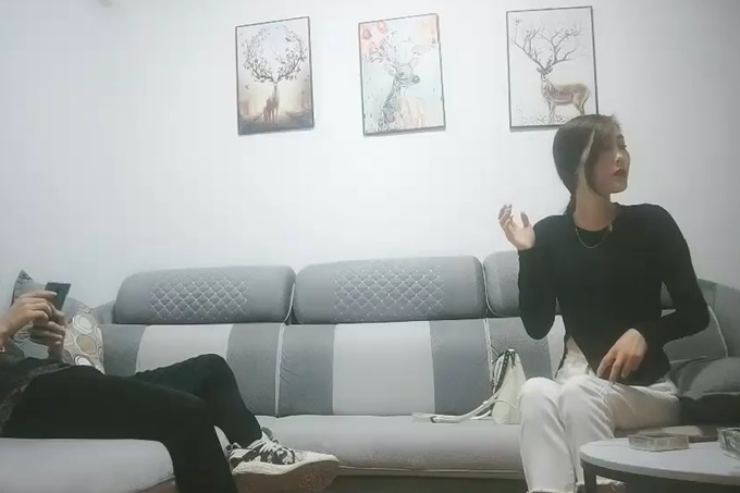 冷艳气质黑衣高素质外围美女沙发上激情，跪着按头插嘴，舔爽了就开始做