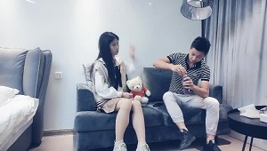 甜美大长腿兼职嫩妹 蹲着深喉口交转战到床上 双腿肩上扛抽插