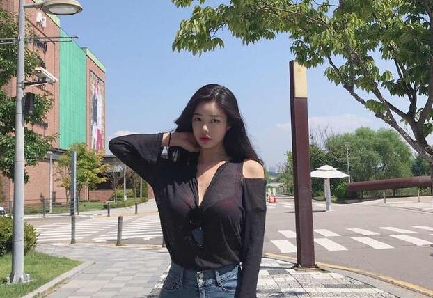 美女骗男友出来散步偷偷和情人宾馆开房边干边回男友消息2个奶子晃得太厉害捂着干