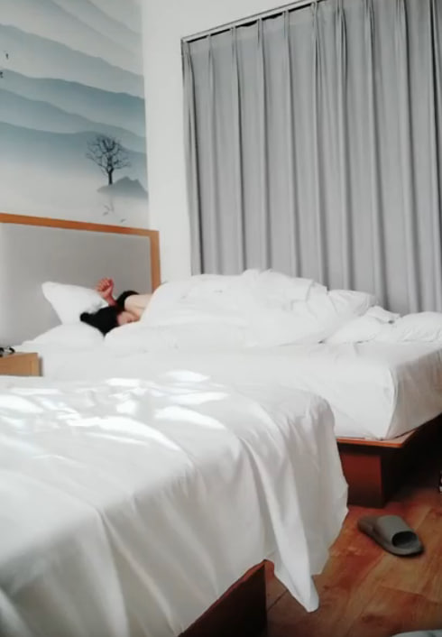 员外探花休息了一会之后直接在镜头前深喉