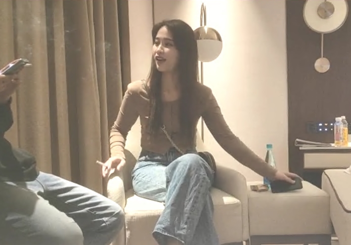 大长腿甜美靓女你骚不骚骑乘掰开屁股就是操搞得骚女直浪叫