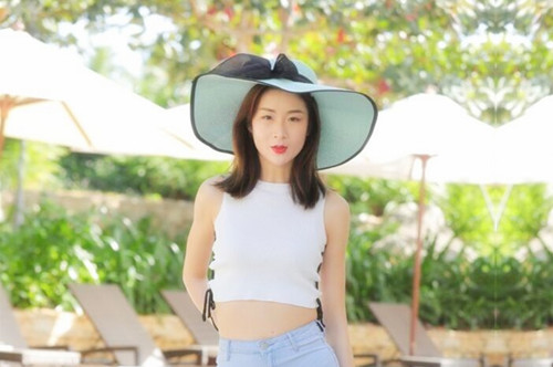 36F大奶气质性感美女洗澡时就像干她躲闪后再沙发上扑倒狂插