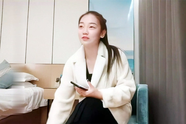 白衣肉肉身材马尾妹子啪啪