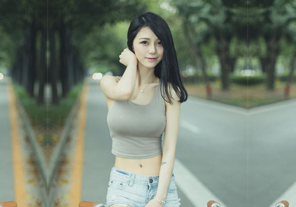 寻花齐逼牛仔短裤极骚外围小姐姐掏出大奶子吸张开双腿揉穴肩上扛大力抽插猛操