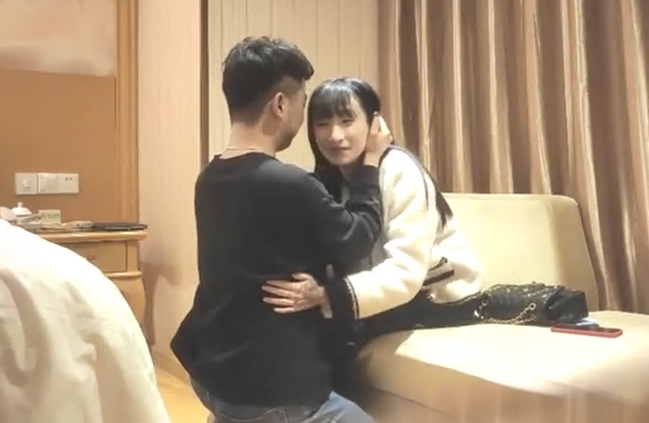 大圈高端90多斤花臂妹子性格超好翘起屁股揉穴抱起来猛操骑乘扶着JB插入