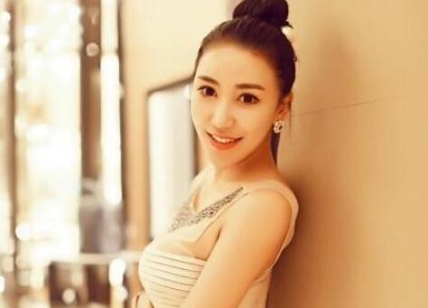 土豪哥高价钱上了个体型匀称屁股性感的绝色外围女太诱惑了看的激情澎湃