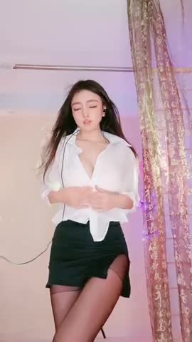 重金约操爆乳女神三线演员口活不错可惜被套A new