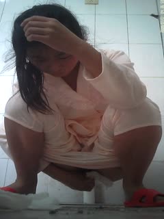 zipai#大学女生宿舍厕拍系列2个个穿着睡衣刚起来一脸懵逼