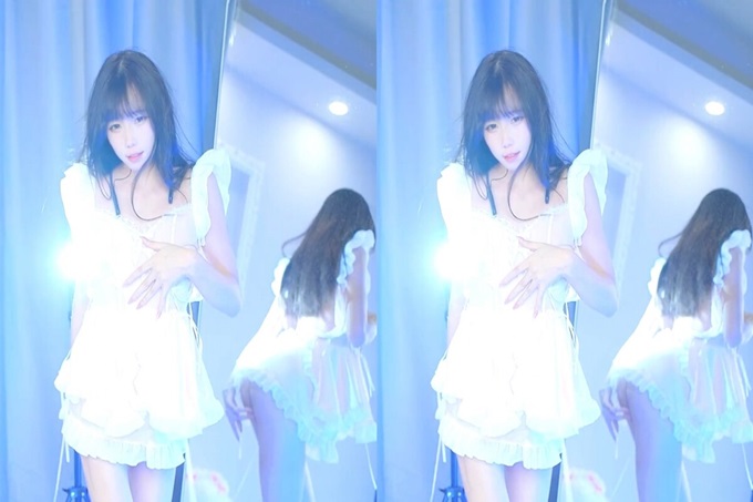 千元定制B站颜值热舞主播极品女神嫩妹【咬一口兔娘ovo】金主私定~流行BGM脱衣裸舞~绝