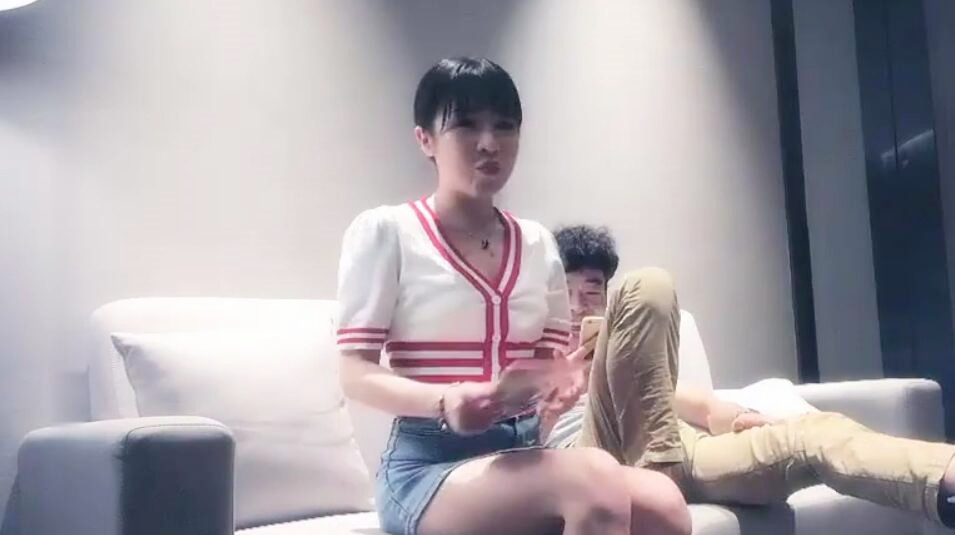 沈先生探花老金上场甜美牛仔短裤妹子穿上白色网袜沙发上骑坐抽插床上侧入大力猛操呻吟