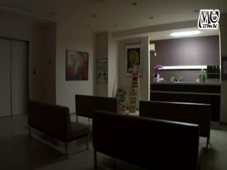 真面目すぎる入院先のソソる美人ナース。ある夜こっそりコンビニに行くのを见つかってしまい大说教！しょんぼりする仆と一绪のエ…