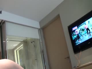 广交会偶遇个颜值不错的台湾靓妹身上有一股特殊香味酒店开房床边黄狗射尿式干她对白清晰第01集