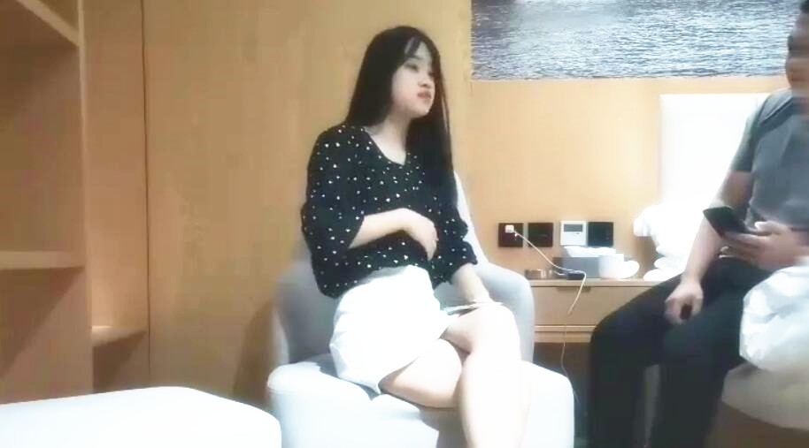 小瑜寻欢记约了个白裙萌妹子沙发上玩超近距离镜头前扣逼舌吻69口交准备开操被发现翻车