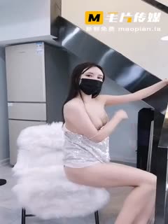 高颜值舞蹈学院妹子脱衣舞诱惑！边扭边脱道具JJ抽插骑乘~