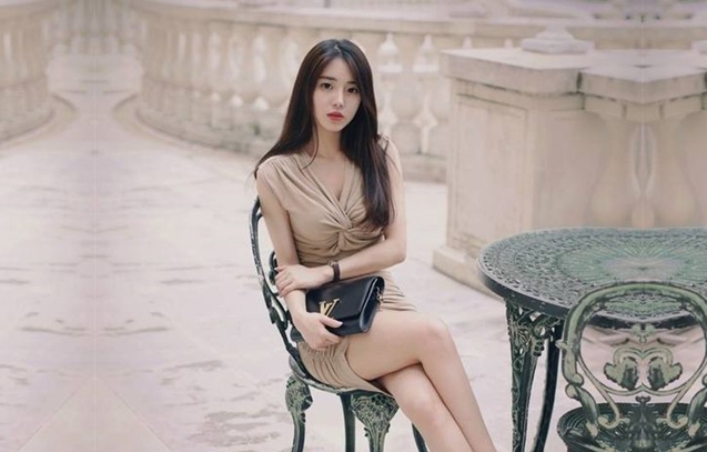 全网寻欢约良家32岁重庆少妇陌陌勾搭酒店来一发骚气逼人调笑聊天好似老情人相聚激情四射