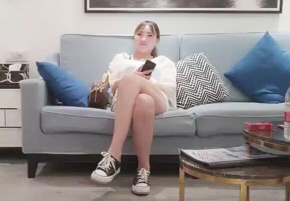 千人斩素人外围约了个白衣妹子啪啪蹲着口交沙发翘起屁股后入骑乘快速抽插撞击非常诱人