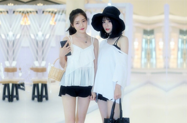 约两个妹子激情双飞一起舔屌妹子有点尴尬自摸给我看翘起屁股轮着猛操