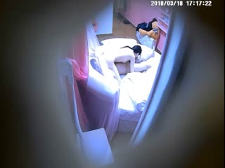 社会小情侣圆床房开房打炮上来就脱光缠在一起69互舔有这