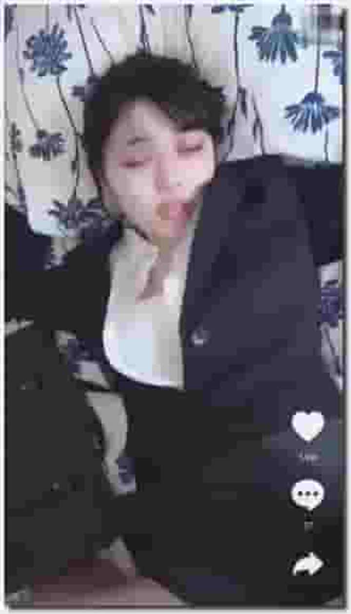 高颜值女友刚下班回家衣服没脱就被拉到床上抽插 眼神告诉今晚她要把精液当饭吃了~女友刚下班回家就被操 new