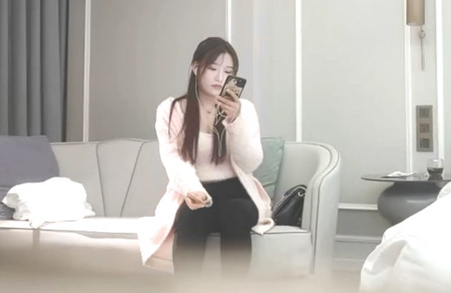 2800网约外围阴毛好多一舔逼爽得乱耸白浆把套子都搞白了，程换了两个套套好激情