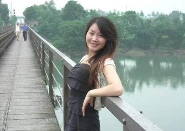 胖男探花約了個熟女啪啪口交上位騎乘自己動大力猛操非常誘人