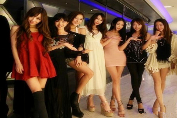 歌厅探花花臂纹身骚御姐唱唱歌骑在身上各种摸抬起双腿沙发上爆操