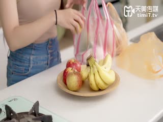 高颜值熟女厨房造爱，深喉口交，后入啪啪不停歇