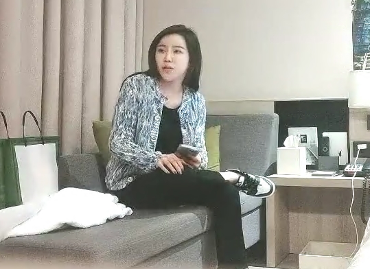 花臂纹身外围小姐姐撩下内衣吸吮奶子镜头前舌吻揉穴调情主动骑乘套弄扶腰后入打桩