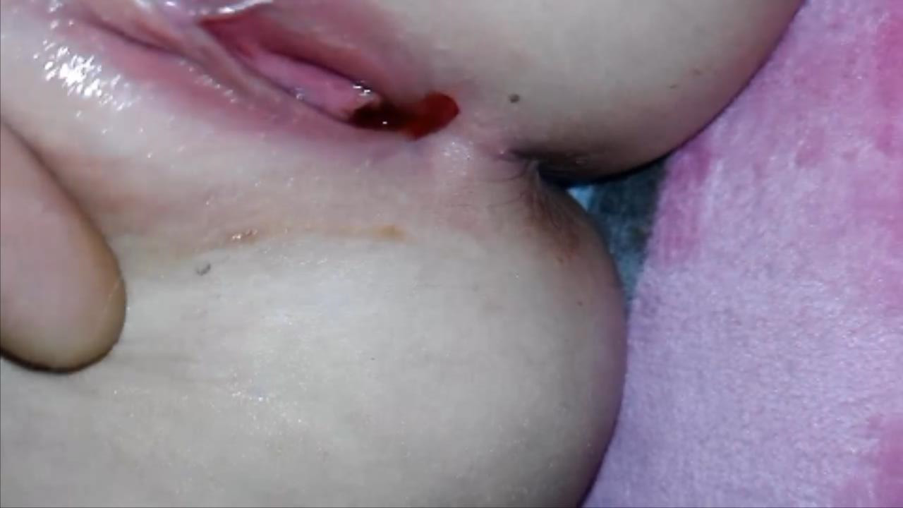 @20208463735 用户上传：真实亲妹破处见红！高清